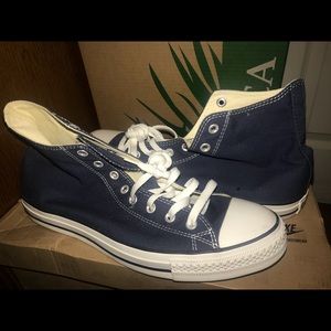 BRAND NEW NAVY AND WHITE CHUCK TAYLORS !